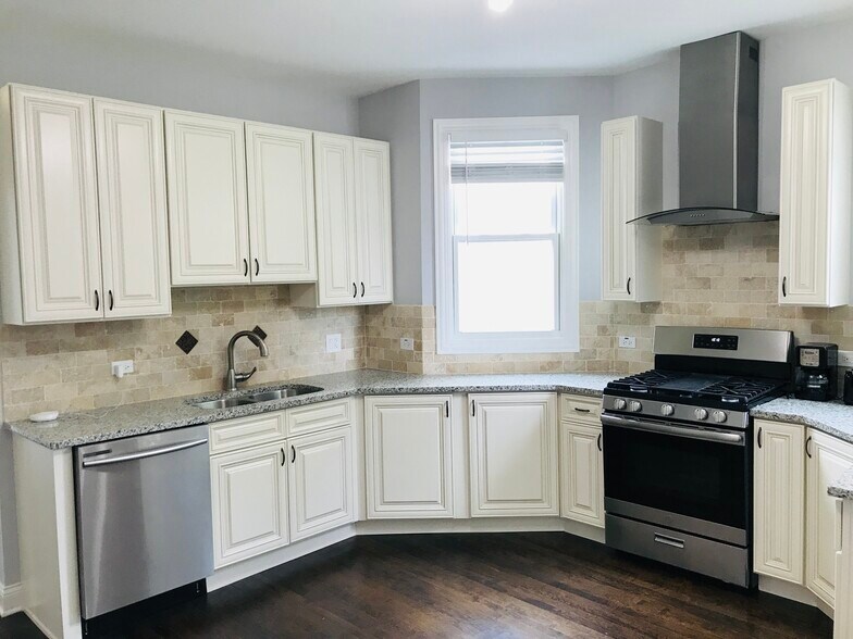 Primary Photo - 2824 N Ridgeway Ave