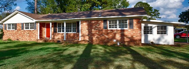 Building Photo - COMING SOON 8/15/25-Charming 3-bedroom 2 -...