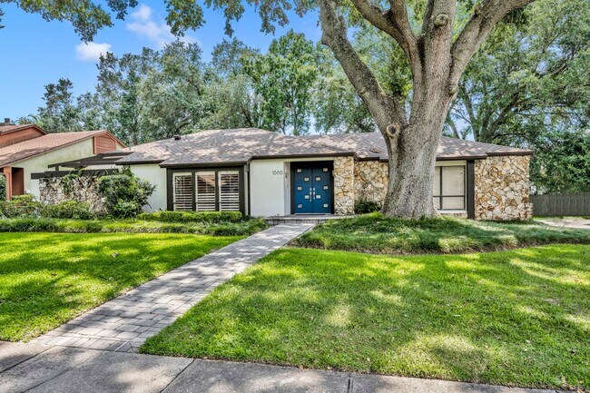 Building Photo - Waterbridge Stunner