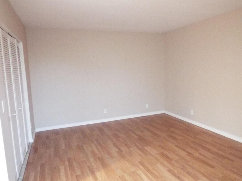 Building Photo - 1567 Shaker Cir