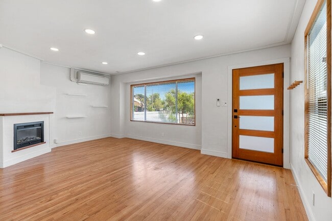 Building Photo - Move-in ready Magnolia Park gem — modern f...