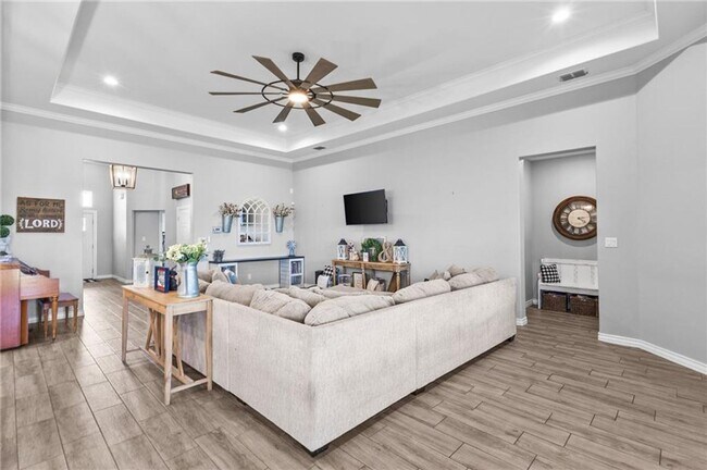 Building Photo - Spacious 4 or 5 Bedroom Home for Rent | Desirable Southside Location