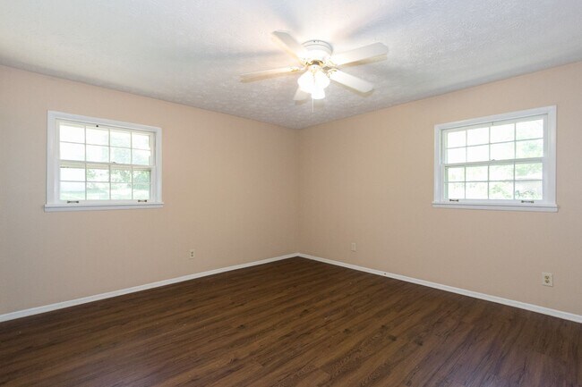 Building Photo - COMING SOON - 3 Bedroom 2 Bathroom Open Floorplan