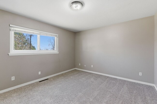 Building Photo - 1415 Holmes Dr