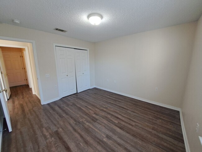 Building Photo - Cute 2BR/1BA in NE Pensacola