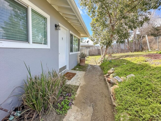 Building Photo - CUTE CONDO IN A DUPLEX W/ LARGE BACKYARD A...