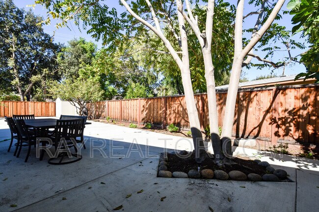 Building Photo - 1099 Bradford Dr