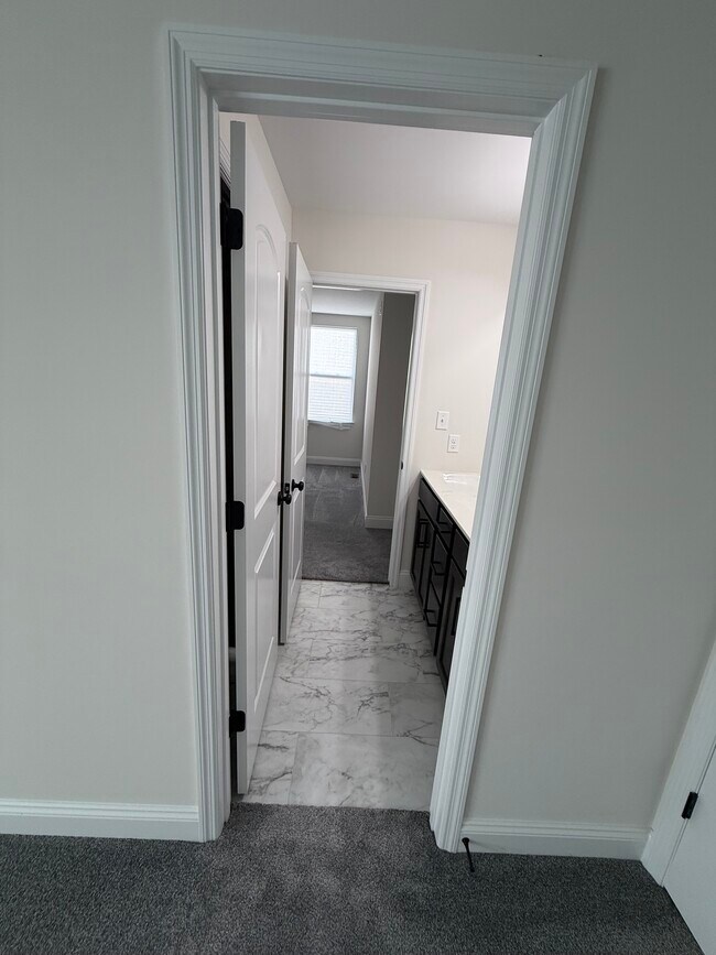 Building Photo - 156 Far Meadow Dr