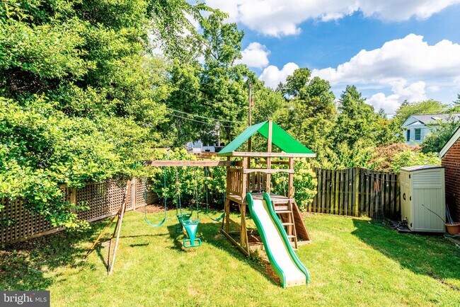 Building Photo - 1709 Patrick Henry Dr