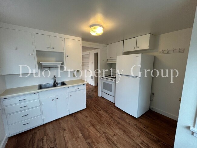 Building Photo - 13th &amp; Chambers