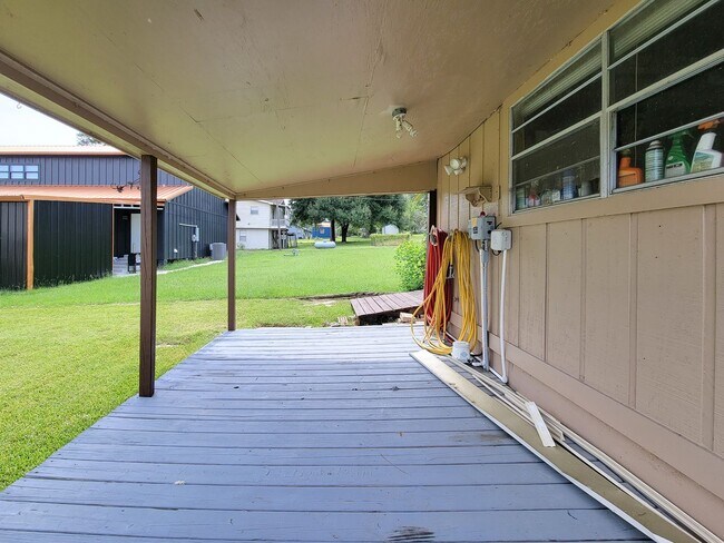 Building Photo - Extremely well maintained home. The second floor of this home being the main living area has a fa...