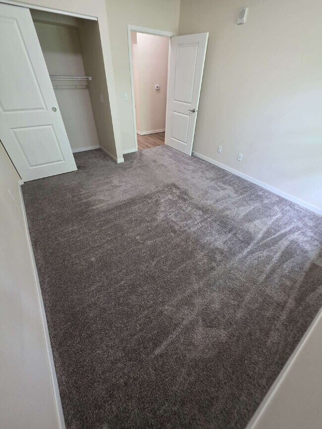 Building Photo - 2 Bedroom | 1 Bathroom 2nd Floor Apartment Available RIGHT NOW!