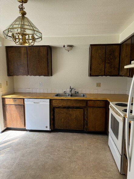 Building Photo - 950 SW Harrier Cir