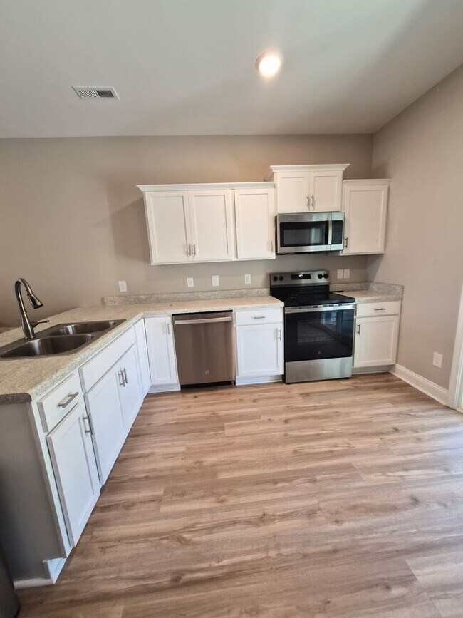 Building Photo - 187 Loren Rd