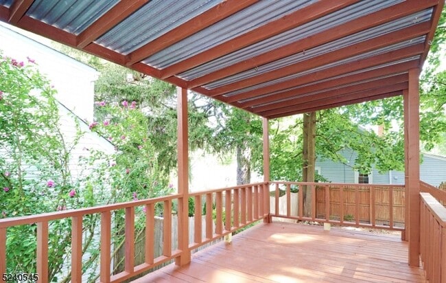 Building Photo - 10 Cedar Ln