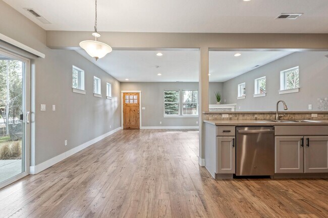 Building Photo - Modern 3 BR home on beautiful wooded lot in Sisters