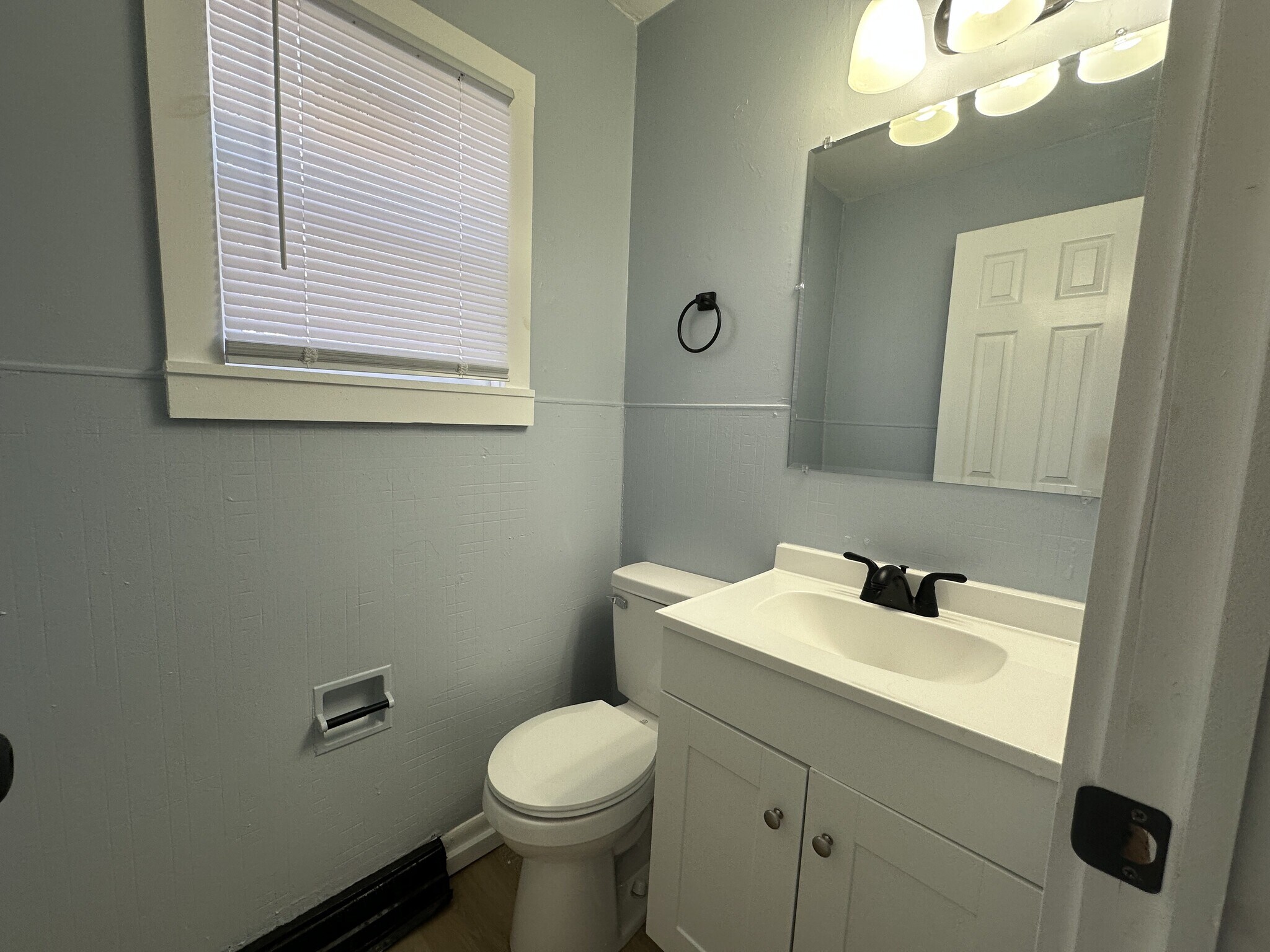 Building Photo - 1105 Queen St