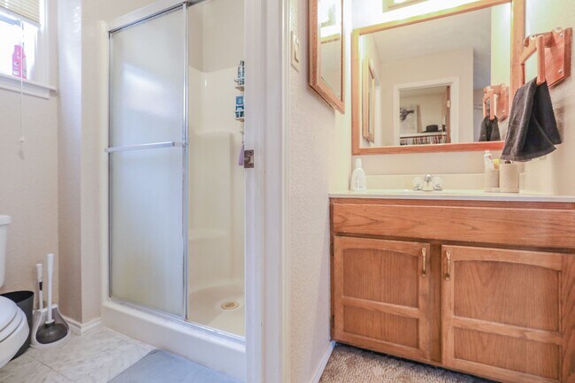 Building Photo - 3 Bedroom 2 Bath Home