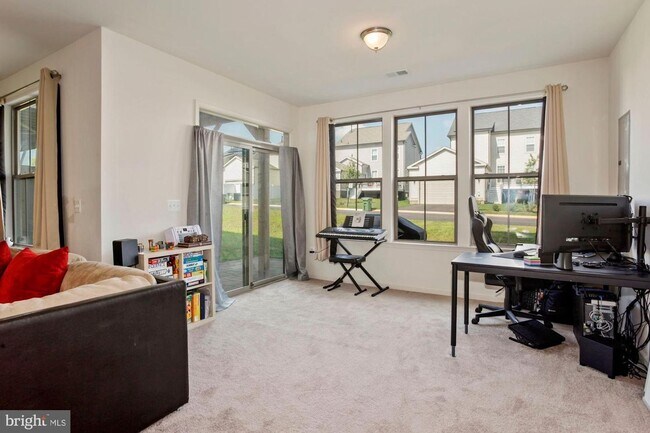 Building Photo - 944 Basswood Dr