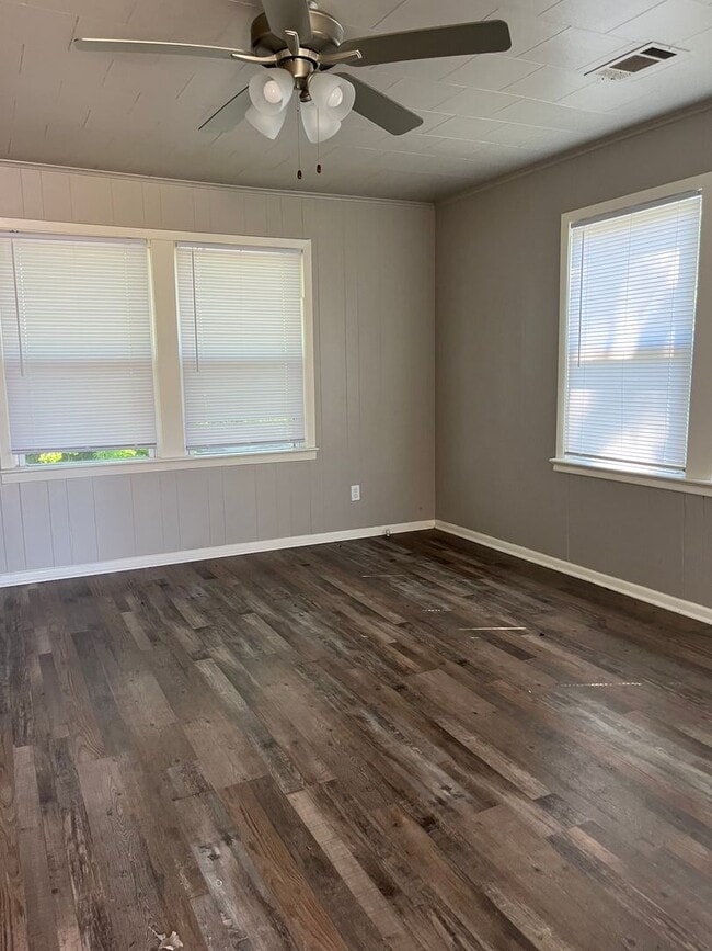 Building Photo - 2 bed/1 bath house