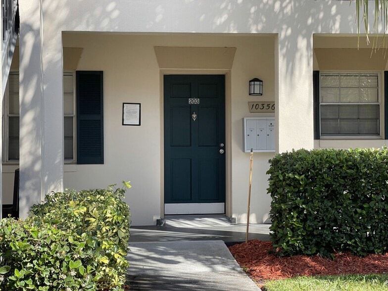Front Door / Entryway - 10356 Carrollwood Ln