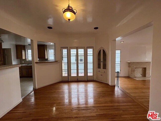 Building Photo - 942 S Mansfield Ave