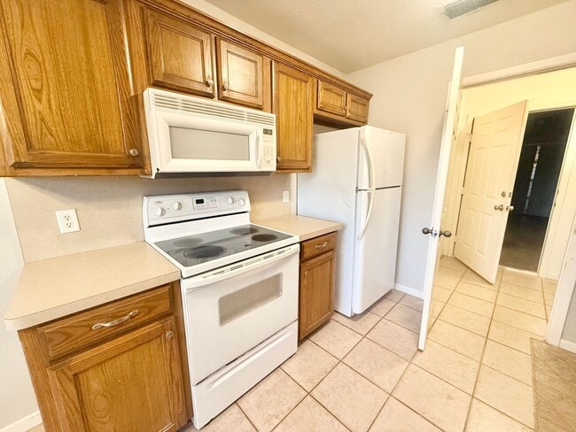 Building Photo - Spacious 2-bed/2-bath!