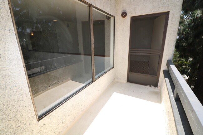 Building Photo - Studio City, 1Bed and 1.5 Bath Condo!