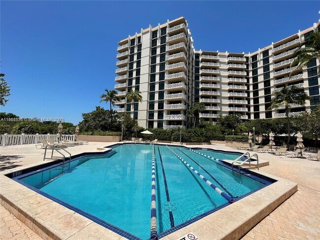 Building Photo - 1121 Crandon Blvd