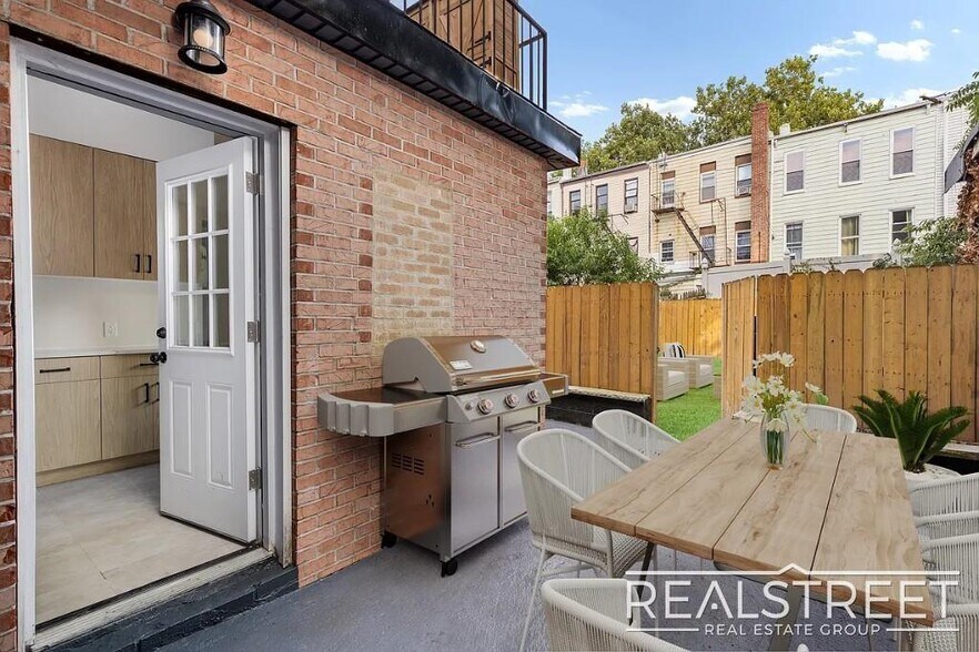 Building Photo - Stunning Spacious 2 Bed Garden Apt!