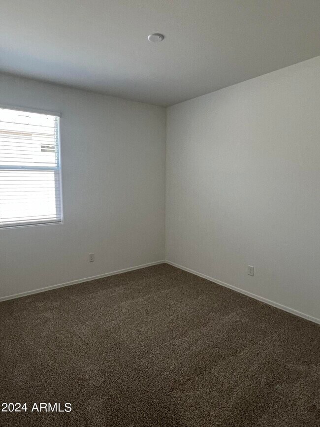 Building Photo - 15618 W Desert Hollow Dr