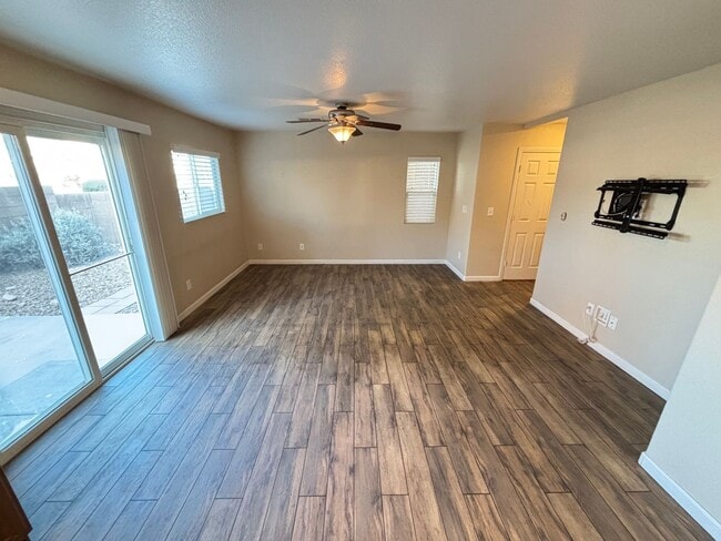 Building Photo - Gorgeous 3Bed/2.5Bath, 2-Story Home located in the SW part of the valley