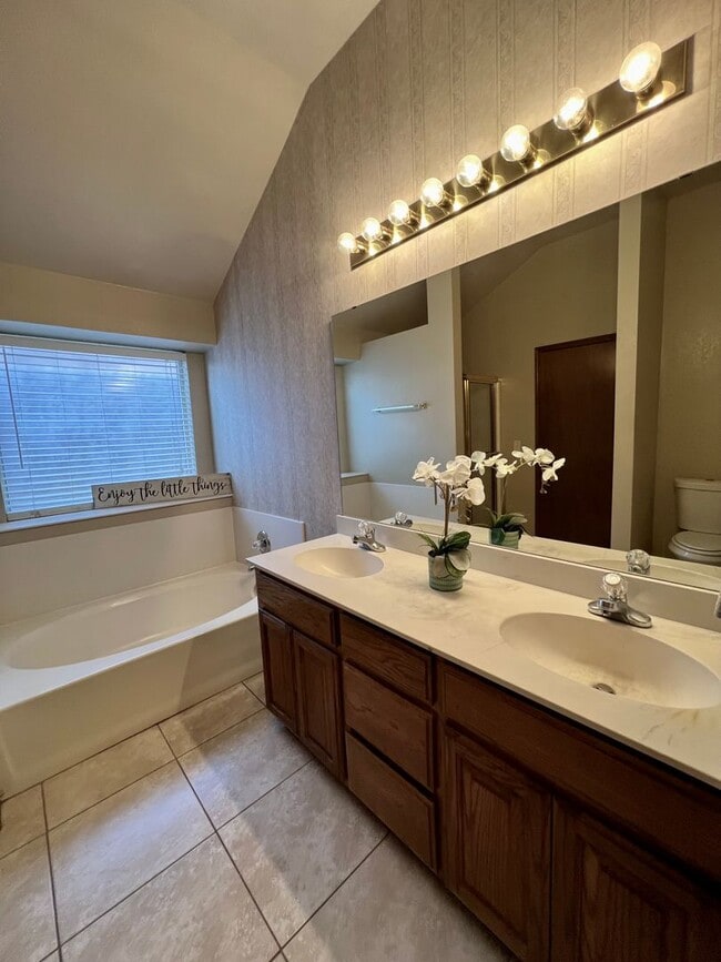 Building Photo - Lovely Rental Home in Heatherwood Neighbor...