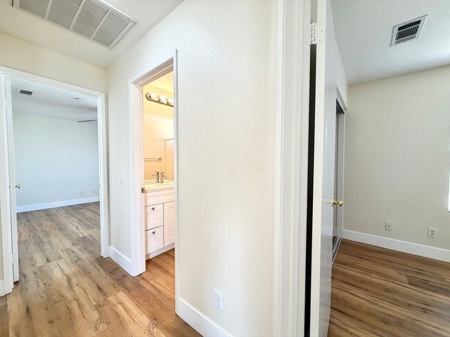 Building Photo - Stylish 2-Bedroom Condo in Gated Community with Balcony & Amenities