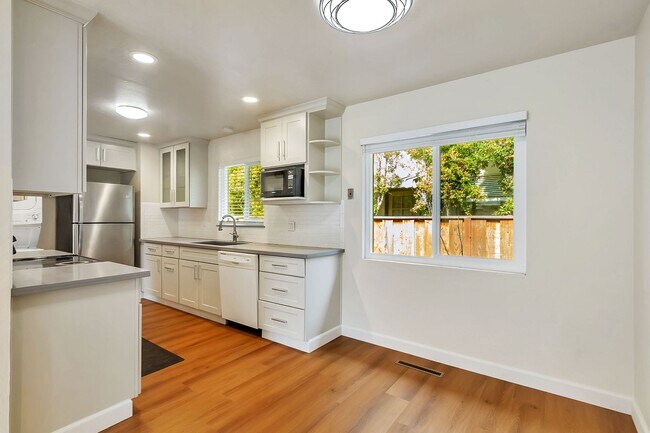 Building Photo - Great Updated Sunnyvale Home Near Tech Com...