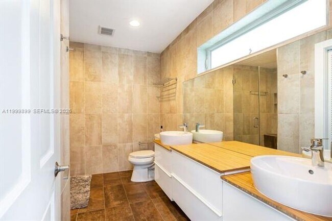 Building Photo - 14610 Tarpon Dr