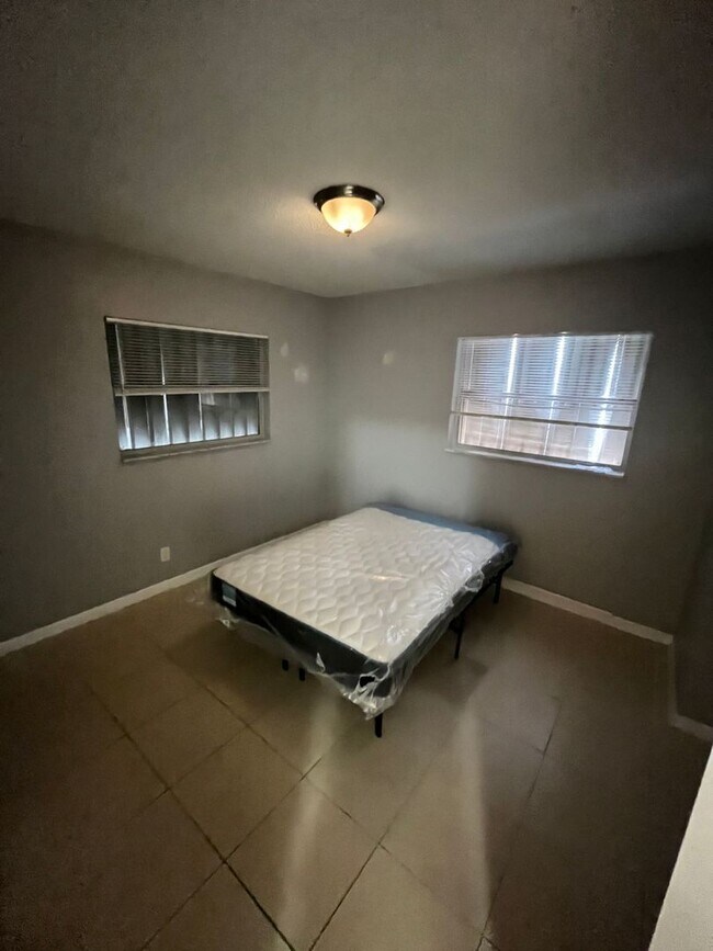 Building Photo - No HOA Fees!  Great location 4 bedroom house in Boca Raton!  Free Internet!