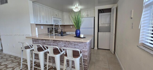 Building Photo - 10221 Fontainebleau Blvd