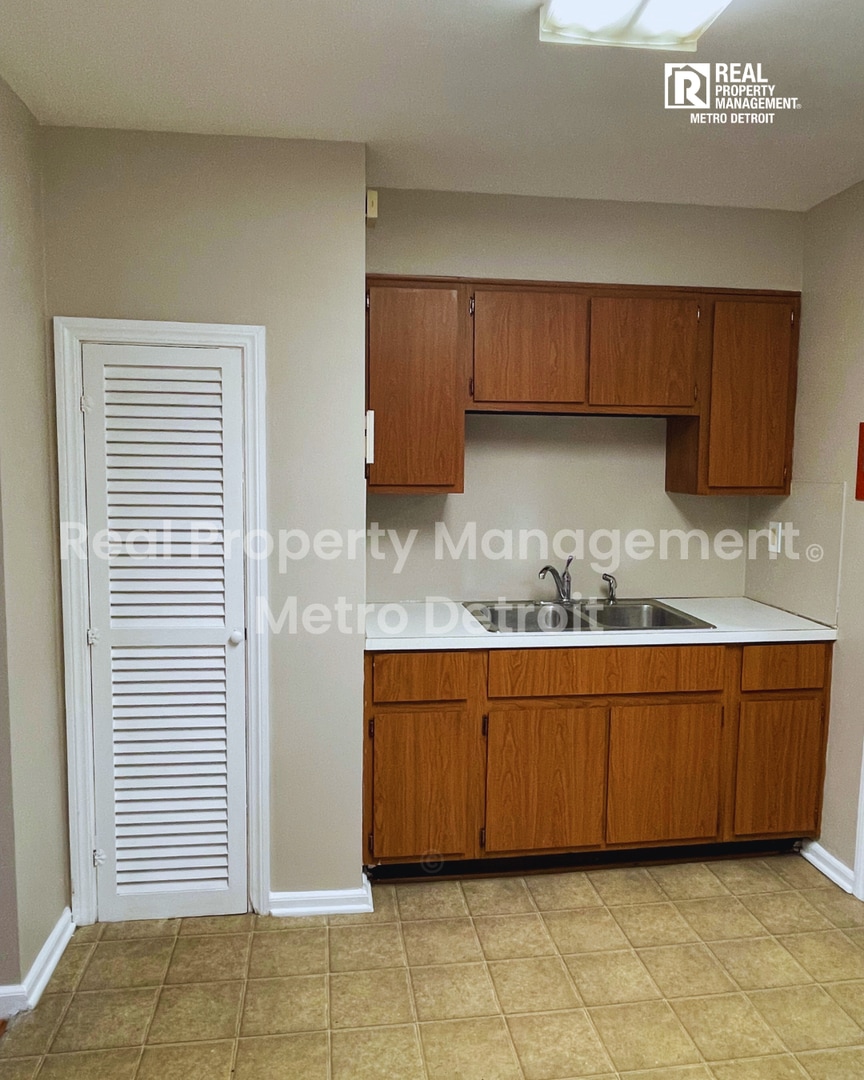 Building Photo - 2023 Ardmore Dr