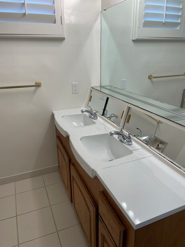 Building Photo - Gorgeous 3 Bedroom 1.5 Bath Home located i...