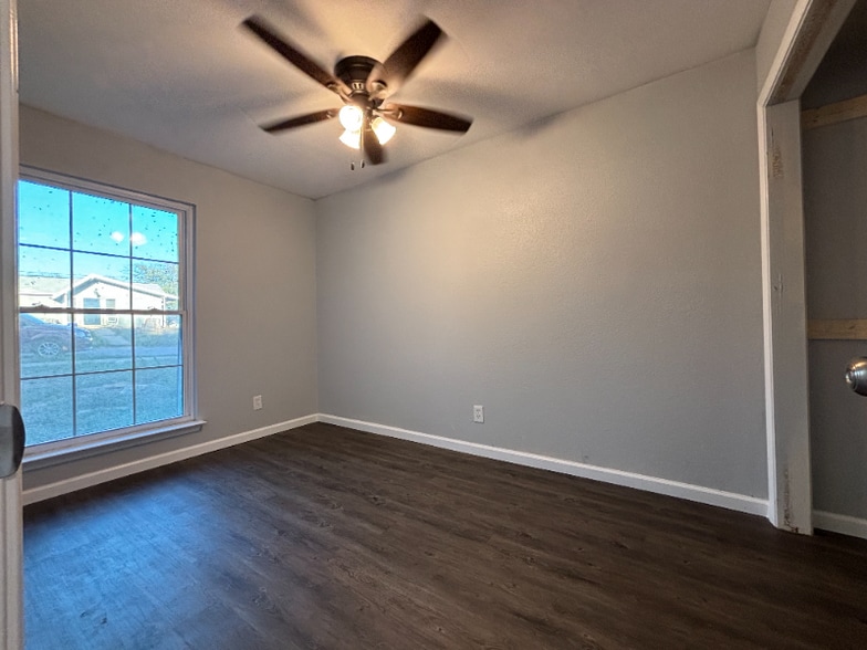 Building Photo - 2325 Lakehurst Dr