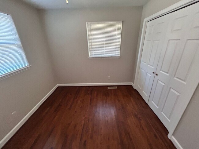 Building Photo - 3 Bedrooms off Mt. Gallant!!