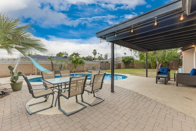 Building Photo - 617 E Ellis Dr