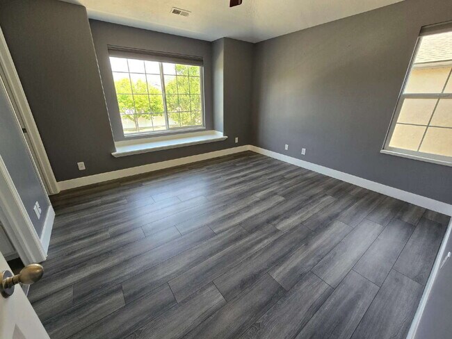 Building Photo - "Charming 3-Bed Townhouse Retreat in North...
