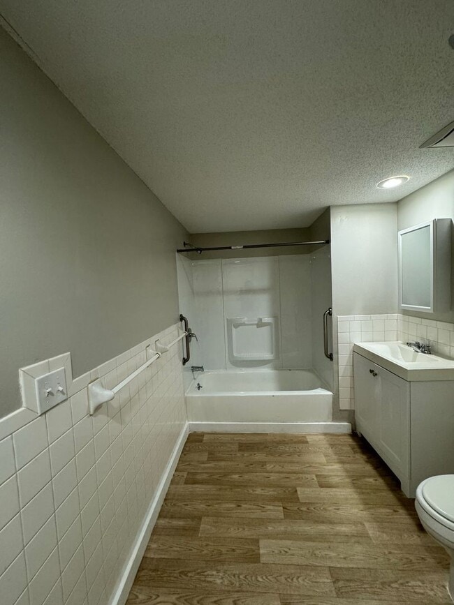 Building Photo - Cozy & Convenient 2BR with Patio