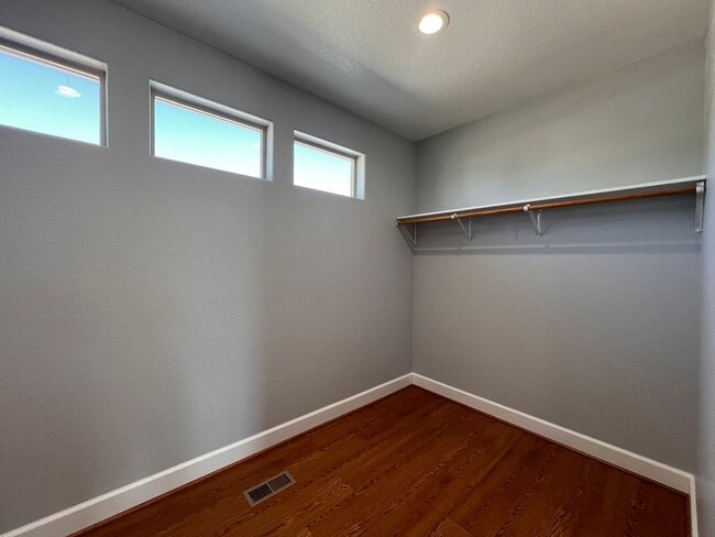 Building Photo - FANTASTIC 2 STORY HOME, 3 bedroom, 2.5 bat...