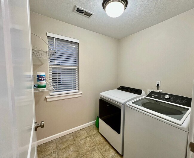 Building Photo - Meticulously maintained