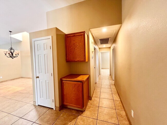 Building Photo - 3 Bedroom Single Story Home