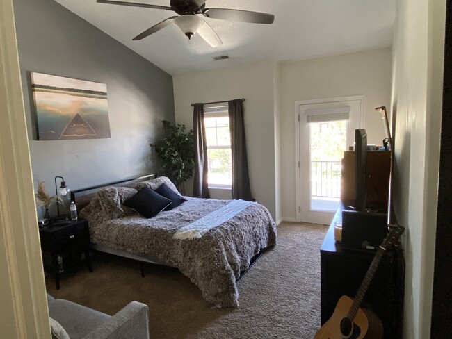 Master Bedroom - 753 W Club Oaks Dr