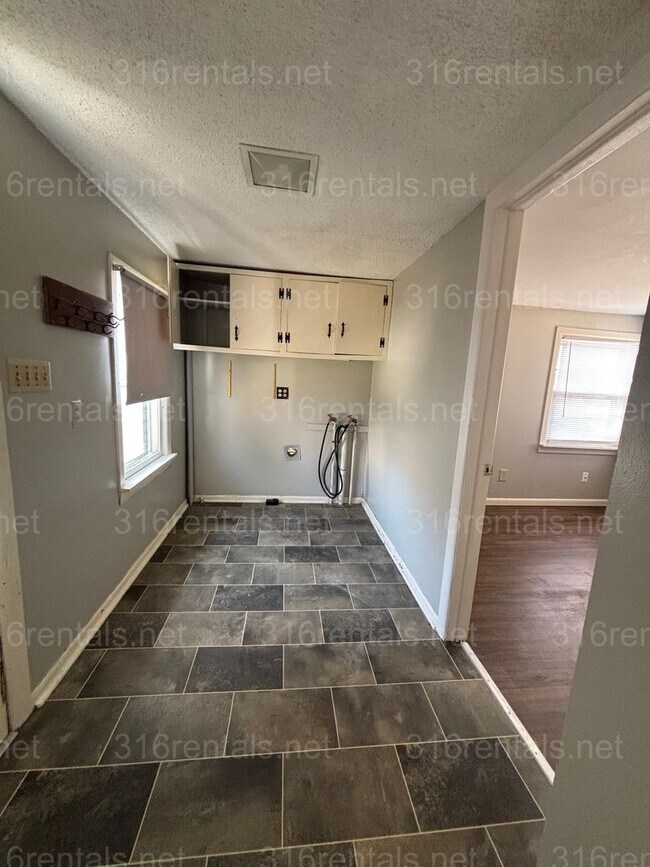 Building Photo - Three bedroom one bath freshly painted house available NOW!